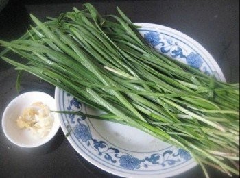 step2: 備好材料，韭菜洗淨切段，蒜切碎，薑切片。