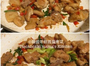 step5: 加入红椒粒和青辣椒絲炒一會，加入蔥粒炒至雞肉至熟即可。