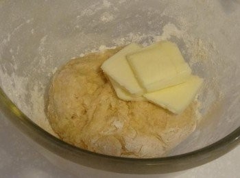 step2: 當麵糰初步成團後（如圖）加入放在室溫的無鹽奶油，將麵糰揉至不沾黏，放置常溫發酵40-60分鐘。