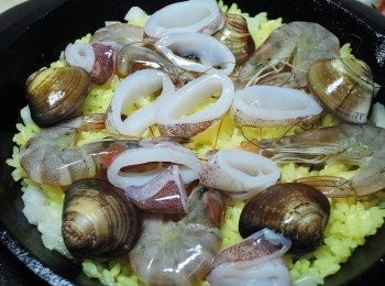 step8: 擺上透抽圈，就可以蓋上鍋蓋悶囉~~蛤蜊開了就好了!!