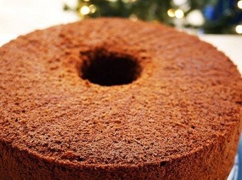 step13: 從烤箱中取出後，馬上將蛋糕模倒扣，直至完全冷卻後，用小刀輕輕刮蛋糕模的底部，即可輕鬆脫模了。