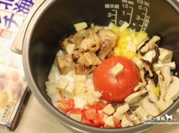 step6: 最後倒入清水、牛奶，撒上適量黑胡椒粒，即可放入電子鍋中，以一般煮飯程序煮熟。（若是使用電鍋，請在外鍋放入一量米杯的水）。