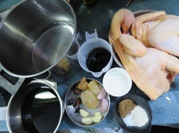 step1: 預備好所有材料:鮮雞去除內臟洗淨後,先斬開兩邊(斬開兩邊豉油汁才容易浸過面),