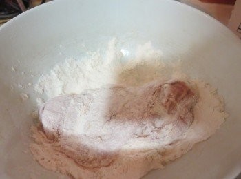 step2: 取出醃製好的雞全腿，沾上蛋汁，然後再沾上天婦羅炸粉，靜置2分鐘。