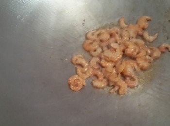 step2: 起油鍋爆香蒜末加入蝦米,扁魚翻炒一下