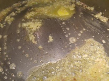 step1: 先將乾蔥,蒜頭,琢成蓉,辣椒切粒備用。凍鑊加上油,牛油,乾蔥蓉和蒜蓉之後爆香香料。