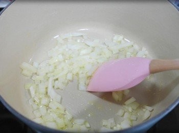 step4: 放入洋蔥末及蒜末炒香!!
