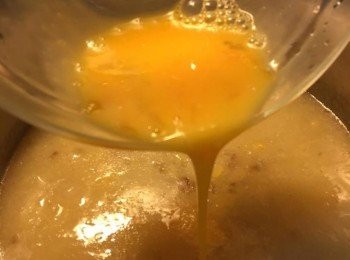 step6: 最後加入蟹肉、蛋漿攪勻便熄火