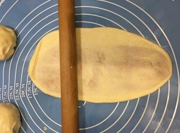 step8: 然後用棒將包好的麵糰壓平。