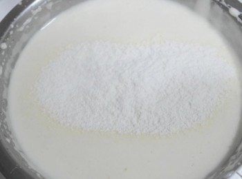 step7: 將中筋麵粉及低筋麵粉過篩~~ 分三次拌入打發蛋液中小力拌勻!!! (拌勻至無麵粉狀態唷!!)