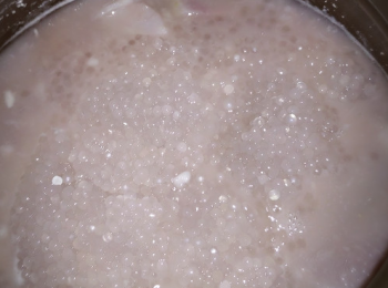 step6: 芋頭煮熟之後，放入適量的冰糖，然後再把西米倒入，拌勻。