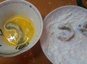 step3: 再將花菇沾蛋，隨後再沾多一次鷹粟粉。