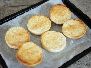 step8: 將麵包切半，放入焗爐或多士爐內，焗至表面金黃酥脆，再在上面塗上牛油及煉奶享用