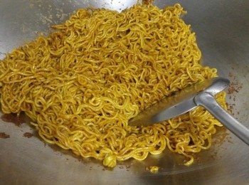 step4: 轉中火，倒入醬汁，快手炒均至麵條上色，
倒入之前炒好的材料及蔥段炒均，上碟。