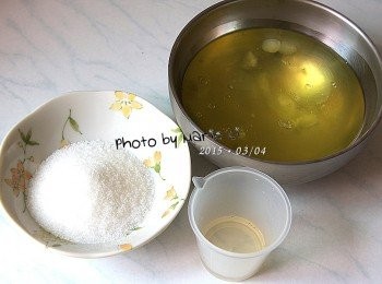 step5: 蛋白、細砂糖與白醋。

白醋可用等量的檸檬汁取代
蛋白不可以沾到蛋黃、油或水
否則會不容易打發。