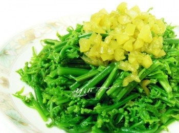 step2: 均勻淋上翠梅汁放上去籽切丁翠梅