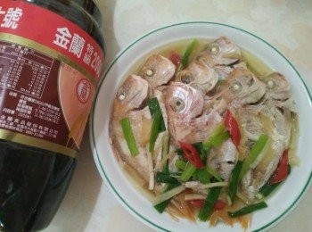 step3: 再放入少許水、金蘭醬油，大約煮個10-15分鐘看魚有沒有熟，【金蘭醬油對甘醇始終如一的堅持，採透明瓶裝醬油，讓品質清楚看得見。】