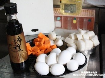 step1: 準備 白玉蘿蔔[美濃採蘿蔔時採集回家的]、紅蘿蔔、雞蛋等

來當滷味<span class="group_1">食材</span>。