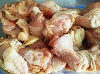 step1: 雞腿肉切塊~將太白粉,醬油,五香粉,砂糖,蒜頭,(米酒一茶匙)一起醃製入味備用(其實前一晚就可以準備起來囉)