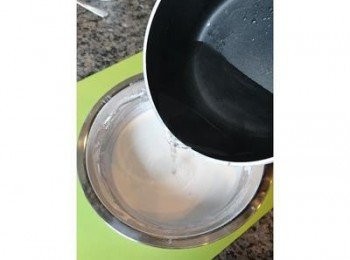 step6: 將已糖溶化的糖水，倒入沾米粉漿內攪拌至均勻，灘凍。