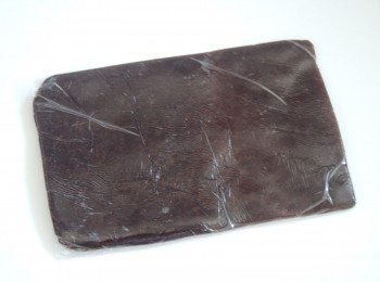 step7: 在工作枱上鋪一張保鮮紙，取中式豆沙餡約30g，隔着保鮮紙用麵掍搌成薄薄的長方形豆沙餡，做5份豆沙餡。