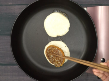 step3: 下牛油將班戟煎至半熟後加入伍仁月餅翻面疊起再煎一會完成