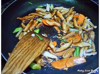 step6: 接著再加入醬油、細砂糖、米酒、水拌炒均勻