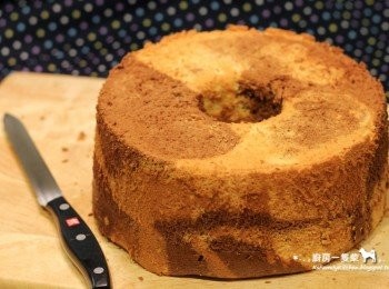 step12: 取出後立即倒扣放涼，完全涼透後再以薄片小刀沿著膜邊、底部劃過一圈脫模。