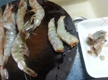 step1: 中蝦剪去頭尾