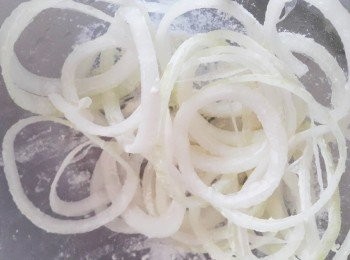 step3: 灑上薄薄一層麵粉~可以幫助洋蔥圈巴住粉漿喔