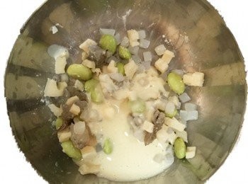 step7: 舀入天婦羅<span class="group_2">麵糊</span>混拌在一起。