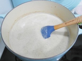 step5: 倒入鮮奶油小火煮滾後加鹽及黑胡椒調味即可!!另外將牛奶稍微加熱後以打蛋器打成奶泡狀，將奶泡均勻鋪在已盛碗的濃湯上並且撒上些許肉桂粉即完成囉^^