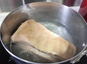 step2: 煲水, 水滾後放入五花腩飛水,約5-8分鐘. 然後盛起, 用凍水沖一沖, 印乾水份, 開始醃肉,緊記豬皮不用醃
