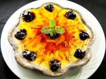 step13: 從烤箱取出派皮倒入芒果泥，放入冰箱冰一個鐘頭，再取出放入櫻桃果醬或新鮮水果，並刨上檸檬屑，邊緣撒上海藻糖裝飾即可食用^^~