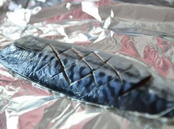 step2: 將鲭魚沖洗乾淨，於片以刀子畫成交叉狀，用刷子於魚背上刷上一層梅膏醋再刷一層蜂蜜