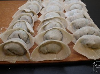 step5: 其實只要封好邊唔漏餡就可以, 唔一定要跟我放法包架