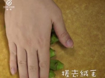 step2: 去掉根部的皮，然後用清水洗去剛撤上的鹽