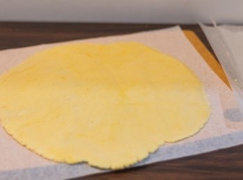 step9: <span class="group_1">撻皮</span>如完成上一個步驟時<span class="group_1">撻皮</span>依然冰凍及延身，就可以撕開表面的一張烘焙紙（如不夠凍就放回冰箱一會兒再做下一步）