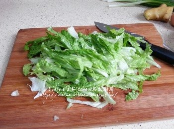 step2: 生菜洗淨切絲 , 蔥 , 芹菜莖 , 薑分別切粒 , 蒜頭去衣拍扁
