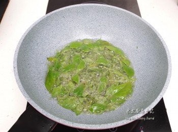 step4: . 鑊中燒熱3杯油，把九層塔葉放下，以中火把葉炸到水分收乾即撈起平均鋪在碟上。