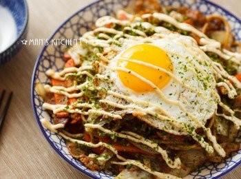 step6: 最後在炒麵上灑上海苔粉，放上醃薑、太陽蛋，在依照喜好擠上日式美乃滋就完成了喔。