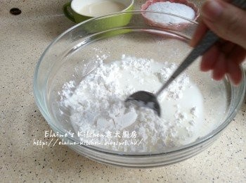 step6: 大碗內將1杯水份量與生粉拌勻至沒有粉粒備用
