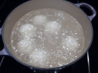 step15: 準備一鍋滾熱的水,將元宵下鍋煮至熟。剛下鍋時用勺子稍微攪拌,防止元宵黏鍋底。