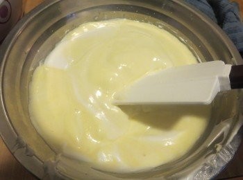 step8: 然後將蛋黃糊倒回剩下的蛋白中翻拌均勻