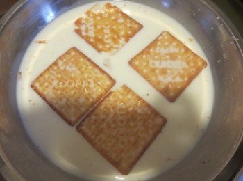 step4: 把饼干沾上牛奶（沾一下就好了，不要泡久），排在芝士糊上, 压实。
