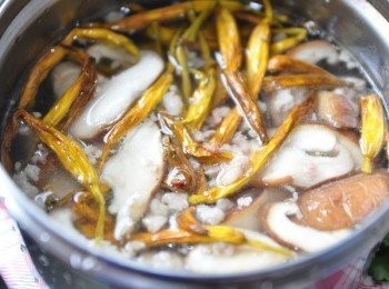 step4: 放入電鍋燉煮，粥品依個人喜愛濃稠度斟酌加入水分比例