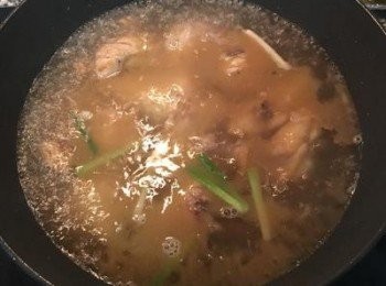 step5: 待酒精揮發後加入水，大火煮滾。