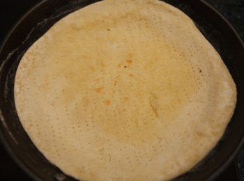 step7: 在平底鍋內加入少許的油，將步驟6的<span class="group_2">餅皮</span>下鍋小火乾煎約3分鐘後翻面。