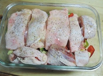 step4: 將雞肉放在蔬菜上方，撒上調味料與橄欖油，先用錫箔紙蓋上，入烤箱180度烤20分，打開錫箔紙後再烤15~20分