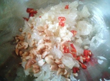 step3: 將柚子，指天椒及蒜頭放入大碗內拌勻